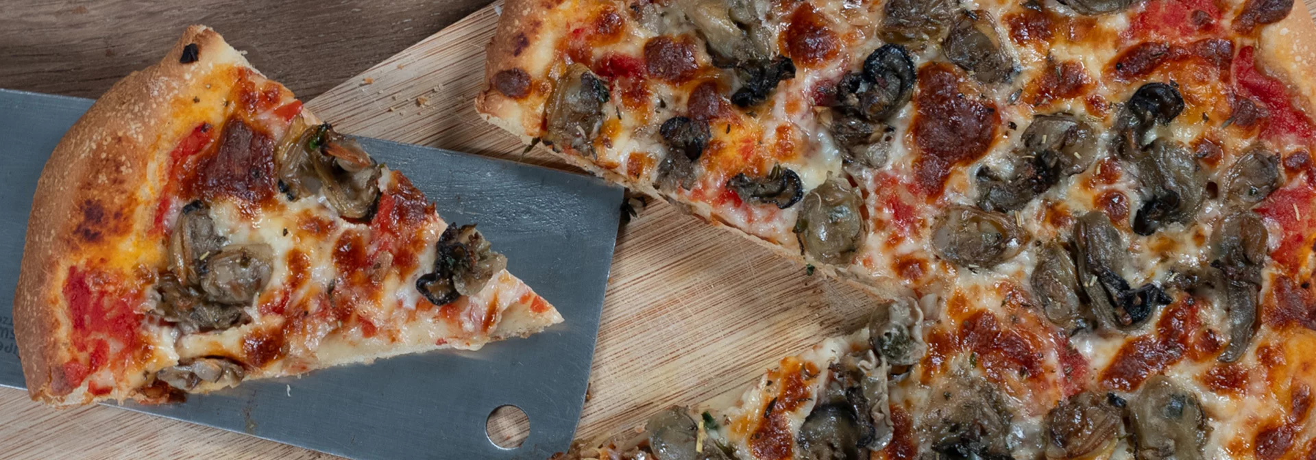 Recette : Pizza aux huîtres snackées, palourdes et crème citronnée