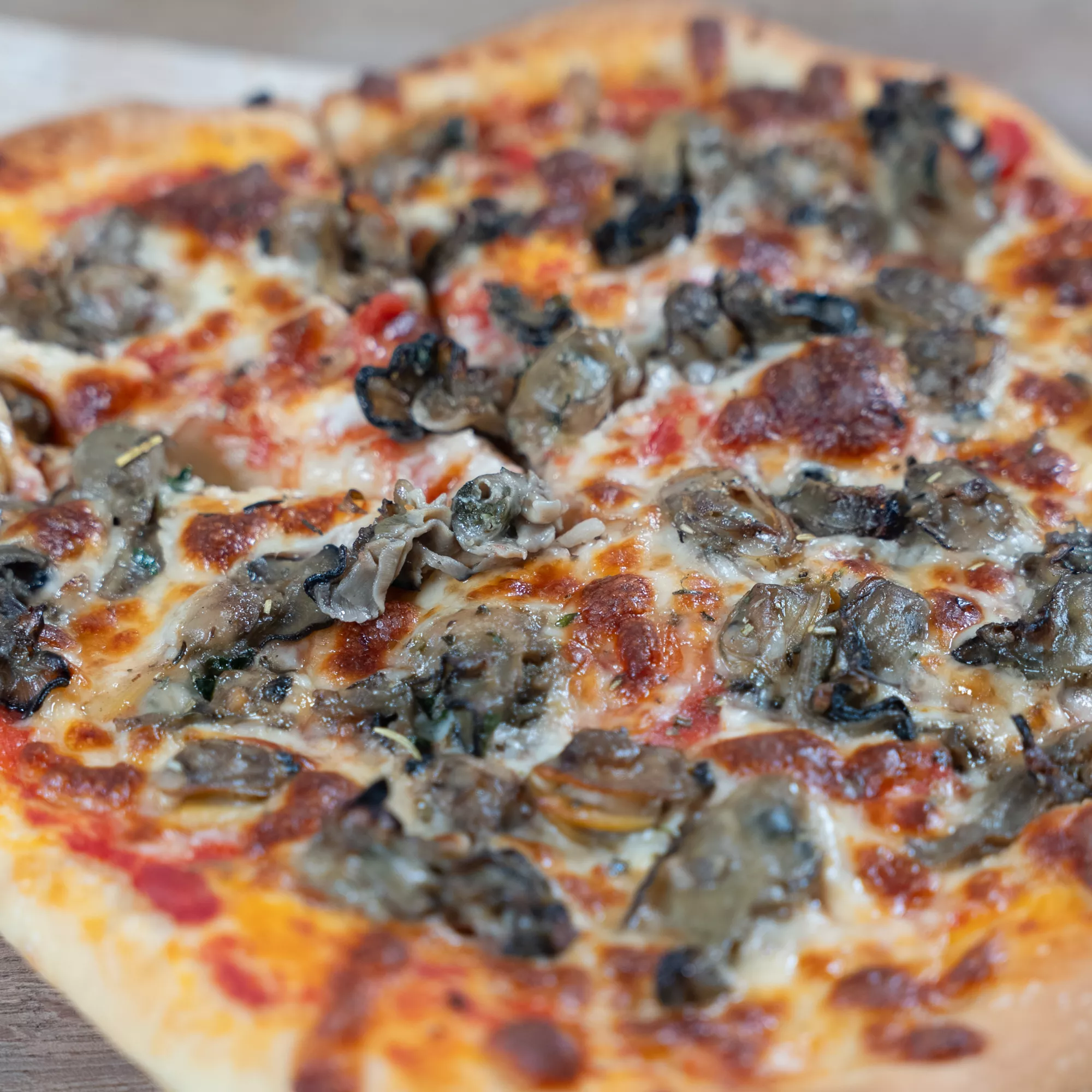 Pizza aux huîtres snackées, palourdes et crème citronnée