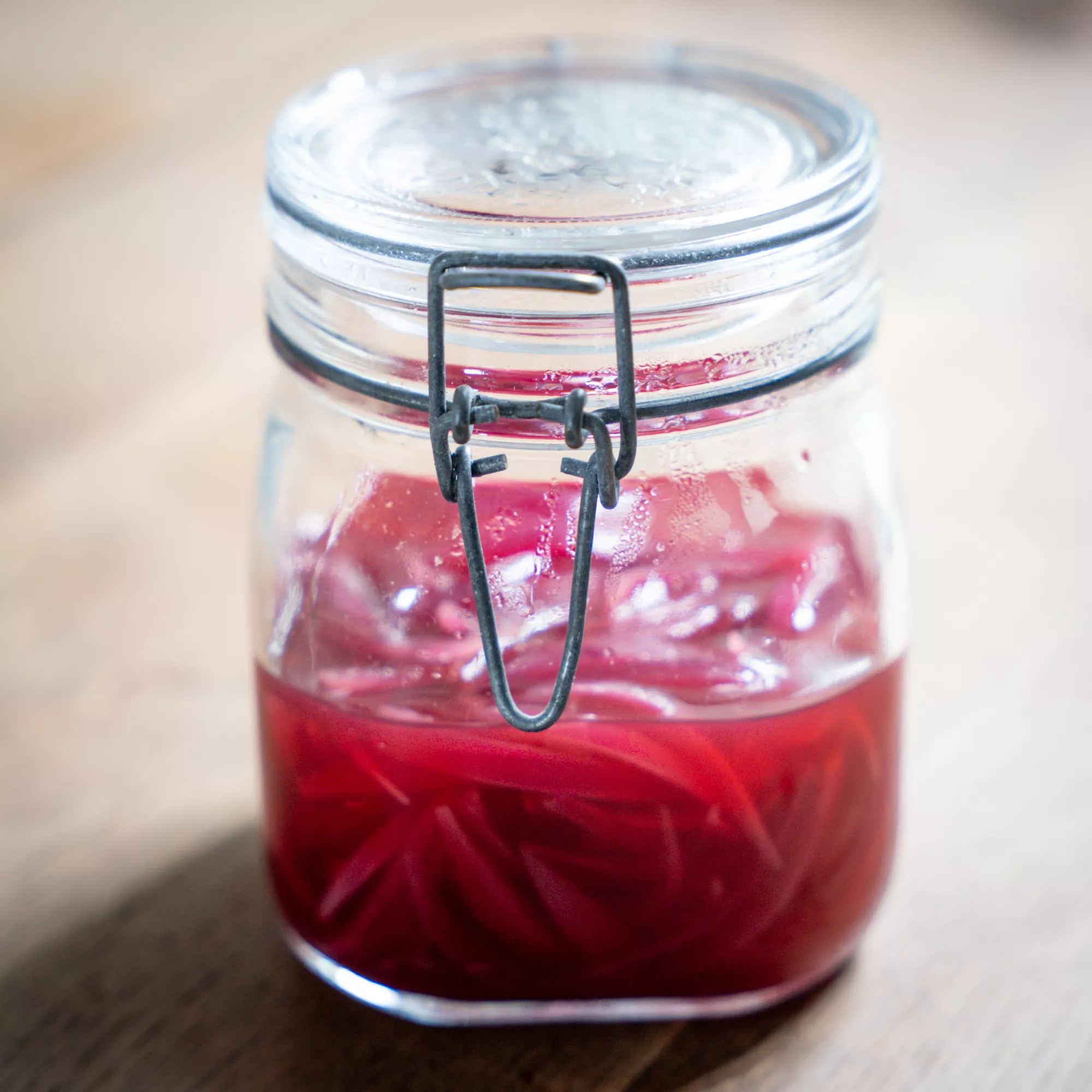 Des pickles d'oignons rouges en moins de 30 minutes